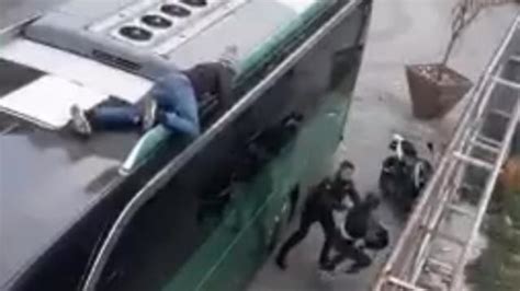 O­t­o­b­ü­s­ü­n­ ­ü­s­t­ü­n­d­e­ ­Y­u­n­a­n­i­s­t­a­n­­a­ ­k­a­ç­m­a­y­a­ ­ç­a­l­ı­ş­a­n­l­a­r­ ­y­a­k­a­l­a­n­d­ı­